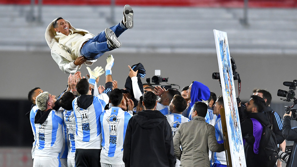 Argentina vence Chile em noite de homenagem a Ángel Di María