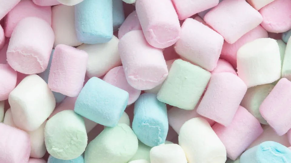 Quer um snack guloso? Siga esta receita que tem marshmallows e chocolate 