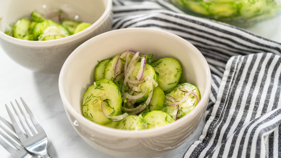 Quer um snack rápido, fresco e salgado? Faça esta salada de pepino