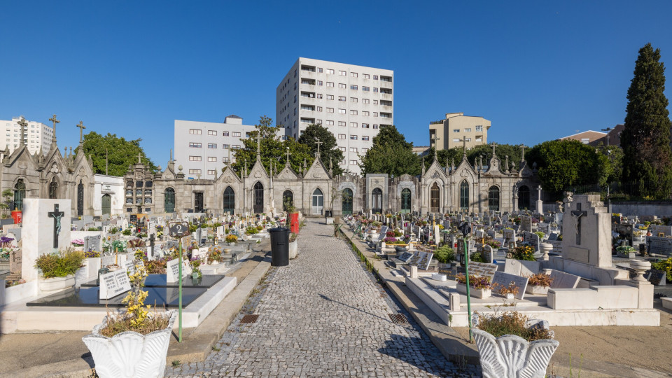 Profanação de urnas em cemitério do Porto deixou à mostra ossadas