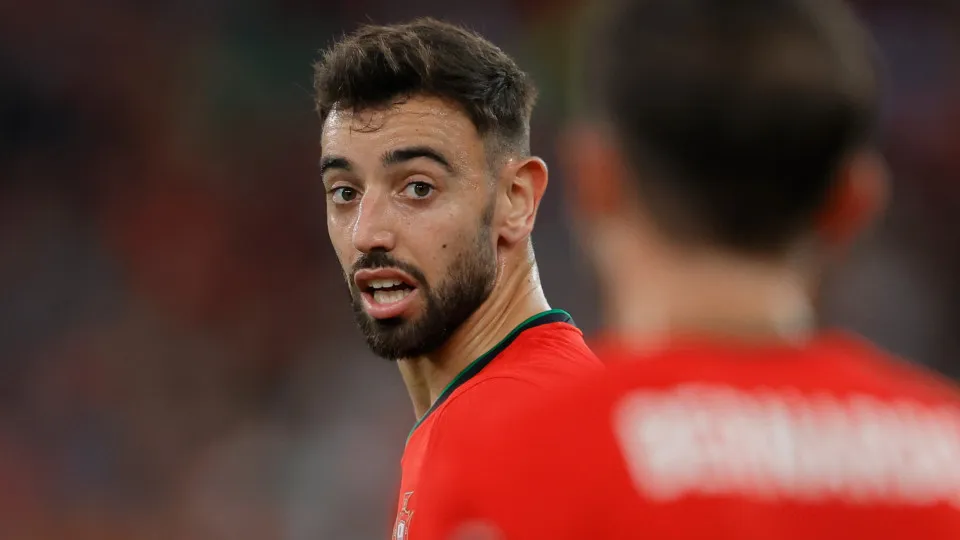 Bruno Fernandes vira 'herói' em voo da EasyJet: "Precisamos de ajuda"