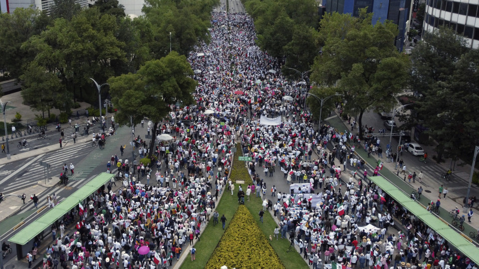 Milhares manifestam-se no México contra reforma judicial