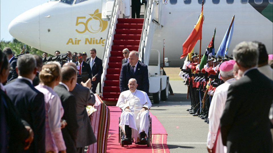 Papa Francisco aterra em Díli para visita de três dias