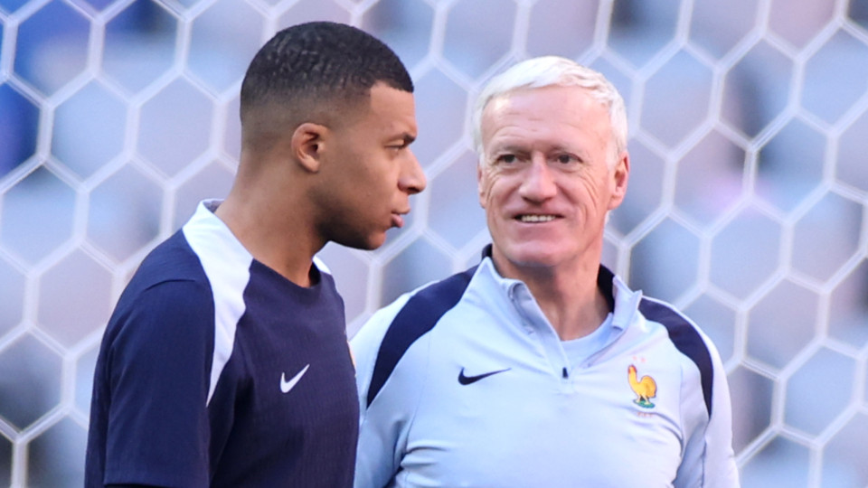 Deschamps 'sobre brasas': "Se ainda está na seleção é graças a Mbappé"