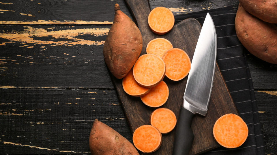 Use as cascas de batata-doce para fazer um snack delicioso