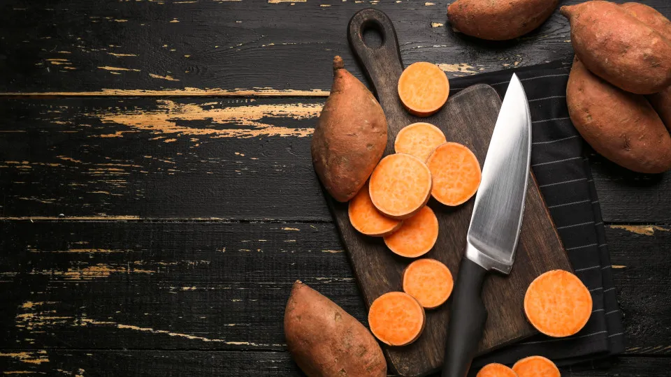 Ligue a 'air fryer' para fazer esta receita de batatas doces com queijo