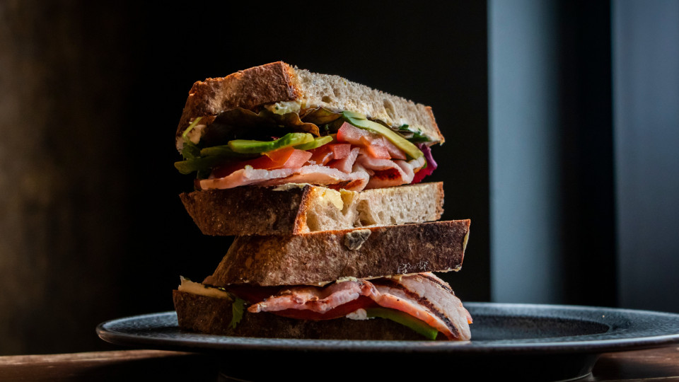 Sem tempo para cozinhar? Faça uma sanduíche de bacon, alface e abacate