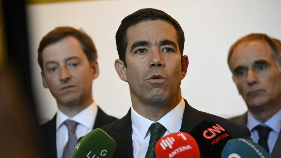 Proibir apoios sociais a imigrantes? Governo nega compromisso com Chega