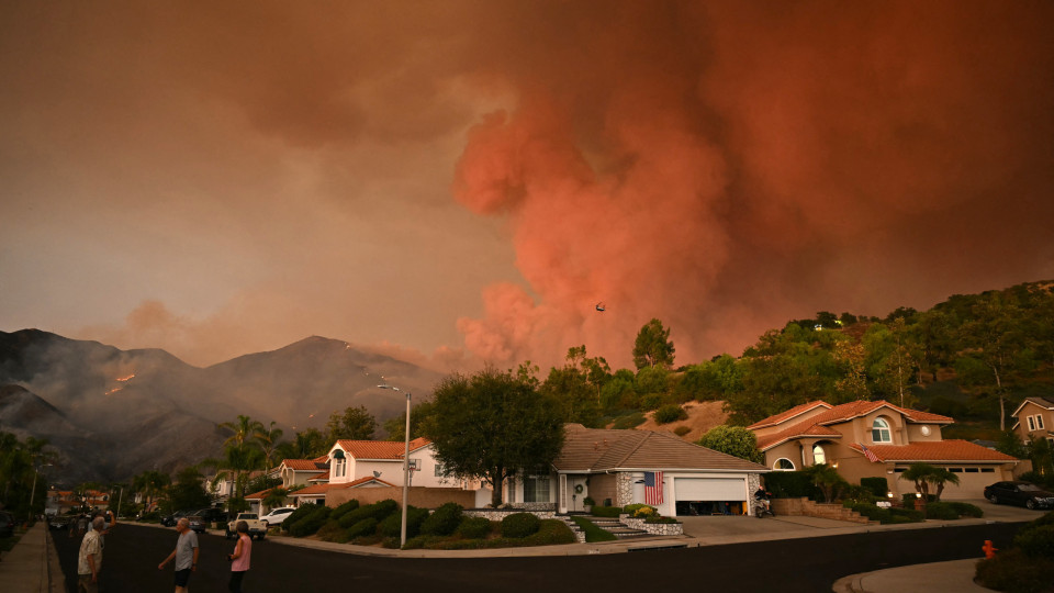 Milhares de pessoas retiradas após fogos em Los Angeles e Reno, Nevada