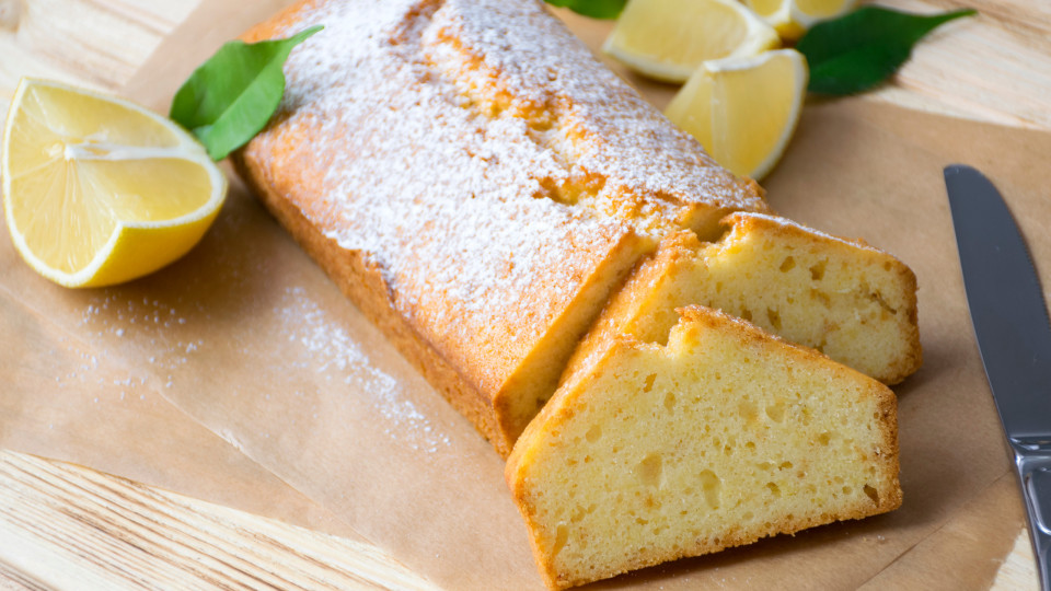 O bolo de limão que nem precisa de ovos para ficar com este (bom) aspeto