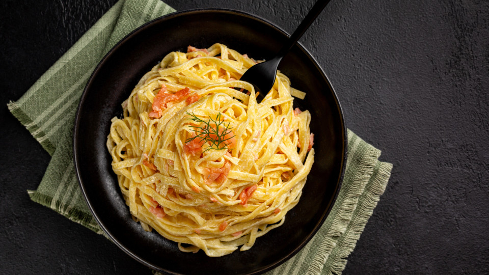 Se está farto de massa com atum, prove esta alternativa com salmão