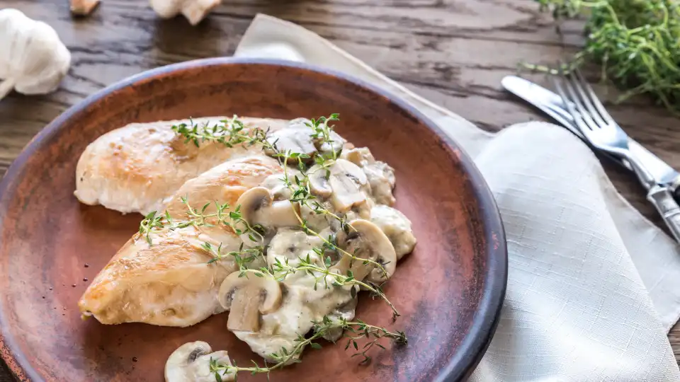 Tem 25 minutos? Faça este frango com cogumelos para o almoço