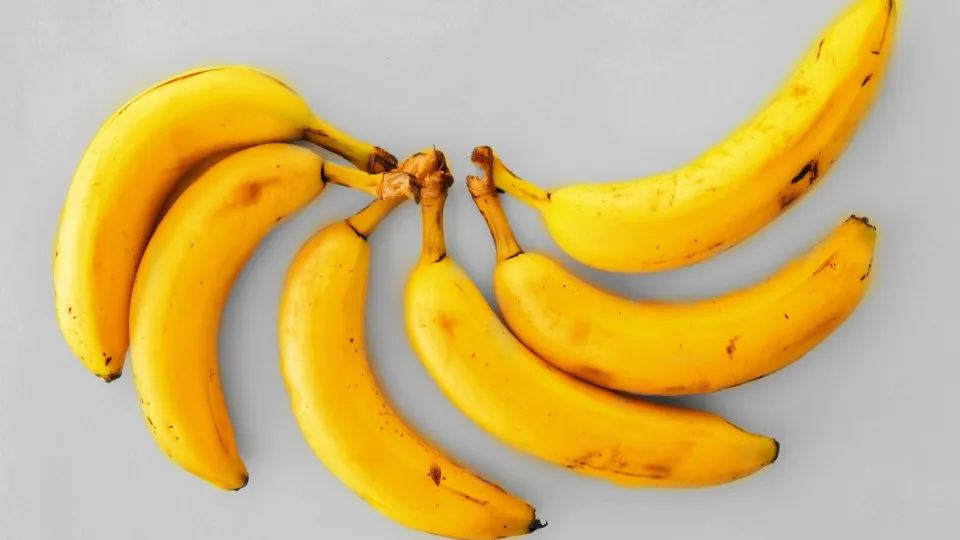 O leitor perguntou: Faz mal comer banana à noite?