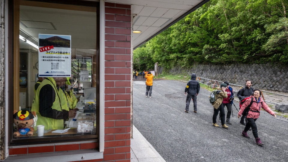 Taxa de entrada e quota diária causam queda de visitantes no Monte Fuji