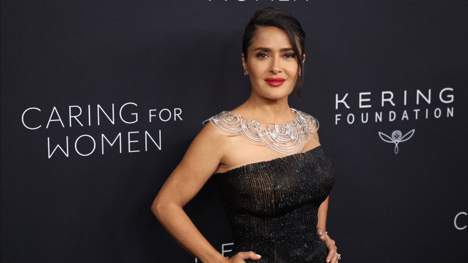 A hilariante 'invasão' de Salma Hayek numa selfie de Kim Kardashian