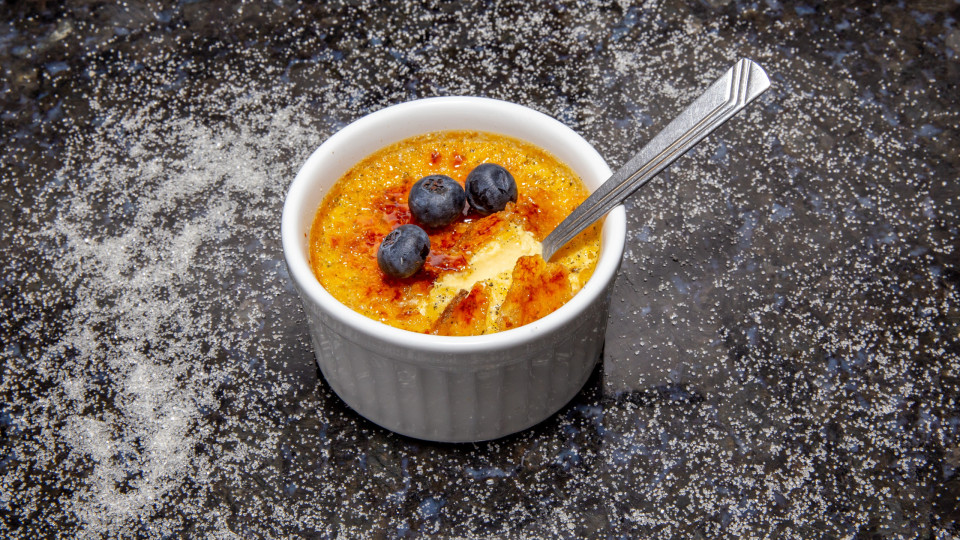 Transforme o gelado de baunilha que tem em casa num saboroso crème brûlée