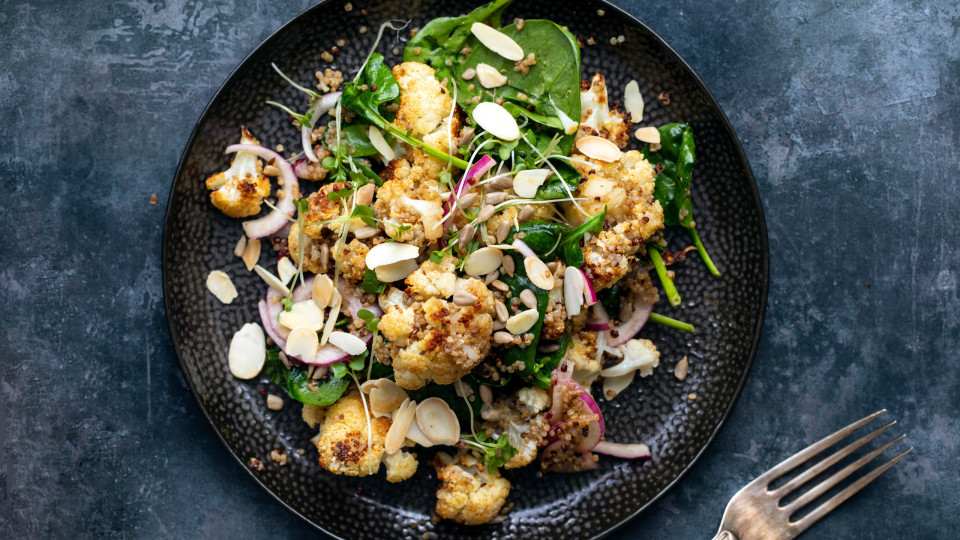 Ligue o forno, asse couve-flor e faça esta bela salada