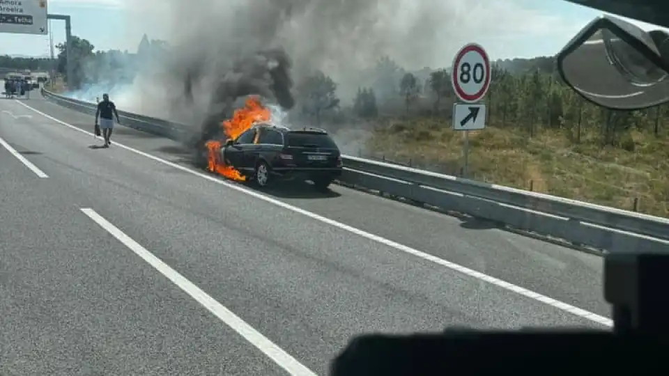 Incêndio na freguesia da Amora com origem em veículo incendiado na A33