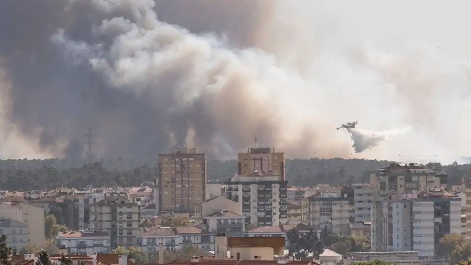 Fogo está controlado na Amora (mas ainda "ativo" em Sesimbra)