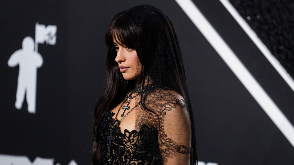 Camila Cabello volta ao cabelo escuro e estreia single nos MTV VMA