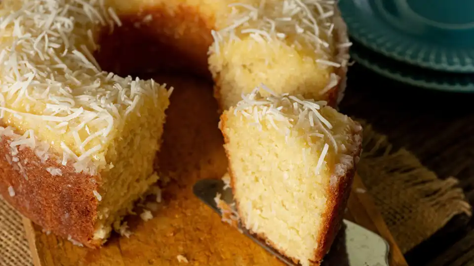 Delicie-se com uma fatia (ou duas) deste bolo de coco e limão