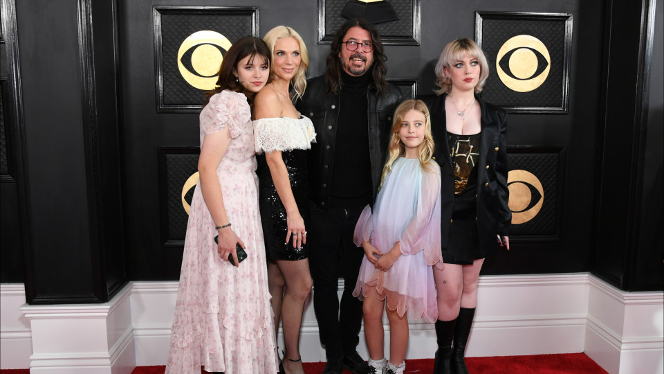 Mulher de Grohl vista sem aliança semanas antes do anúncio da traição