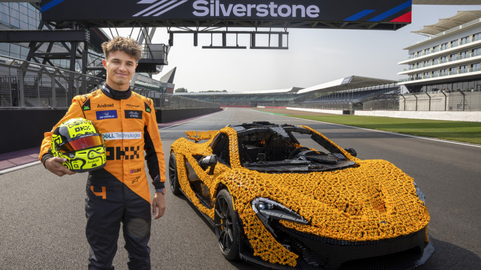 Lando Norris pilotou McLaren feito de LEGO em Silverstone