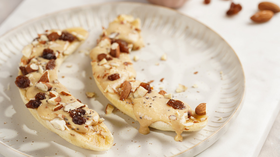 Receita de snack saudável de banana. Faz-se em dois minutos!