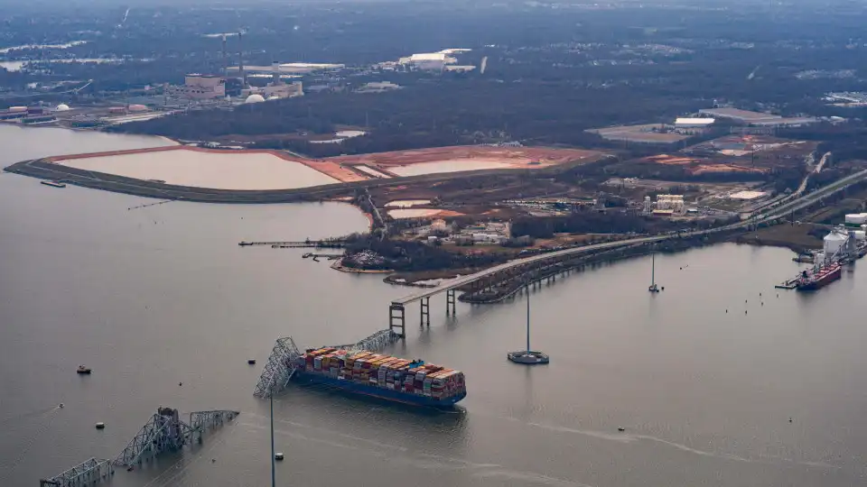 Cabo solto encontrado em navio que causou queda de ponte em Baltimore