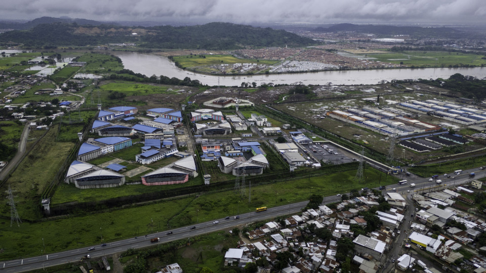 Morta a tiro diretora da maior prisão do Equador