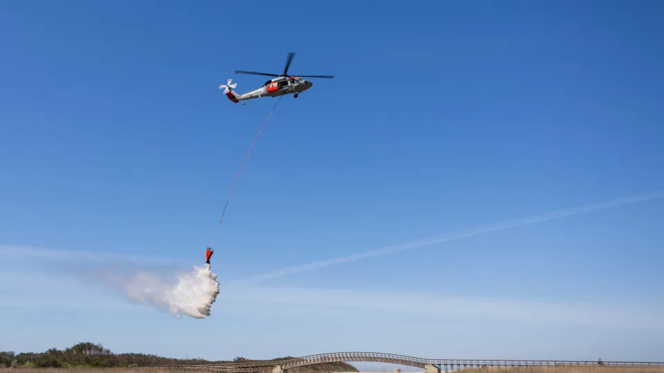 Helicóptero de combate a incêndios
