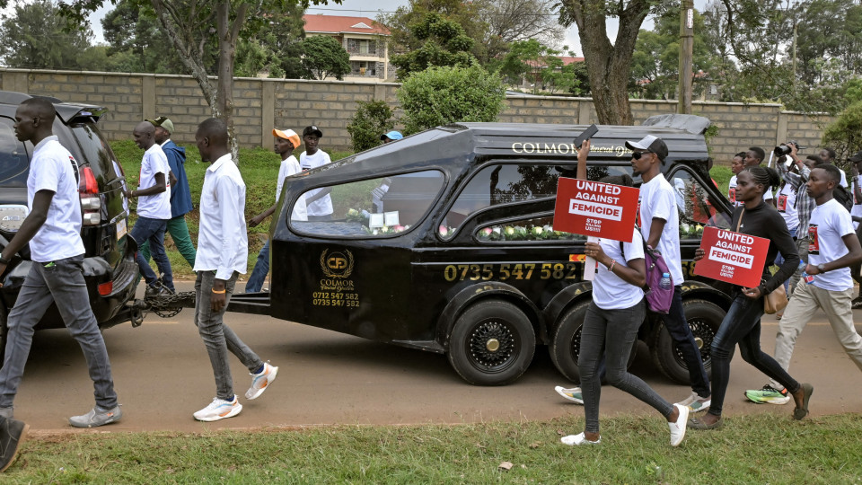 Uganda enterra Rebecca Cheptegei, atleta queimada viva pelo companheiro