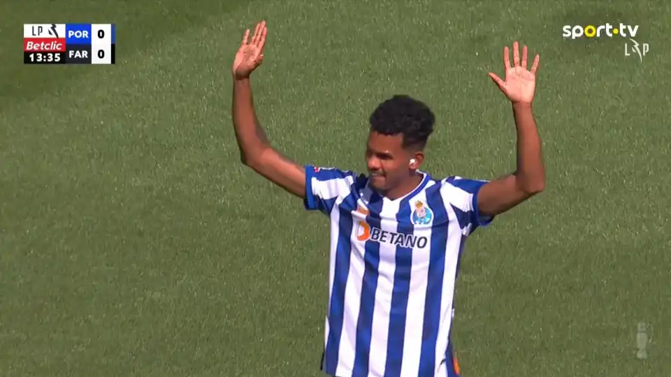 Estádio do Dragão 'parou' para ovacionar Galeno aos 13 minutos