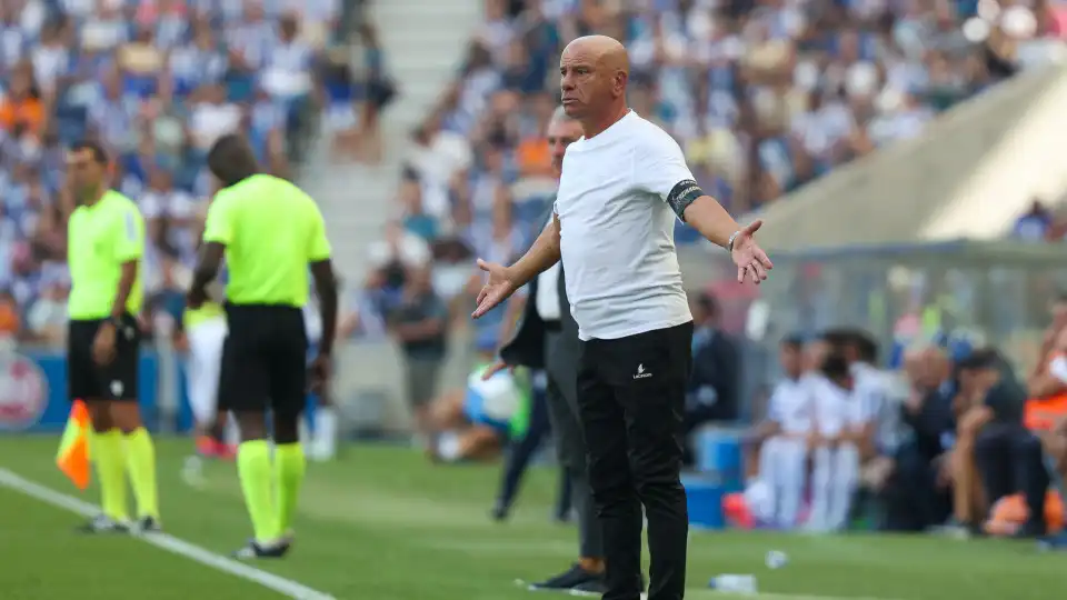 José Mota 'parte a louça' após derrota no Dragão: "Penálti caído do céu"