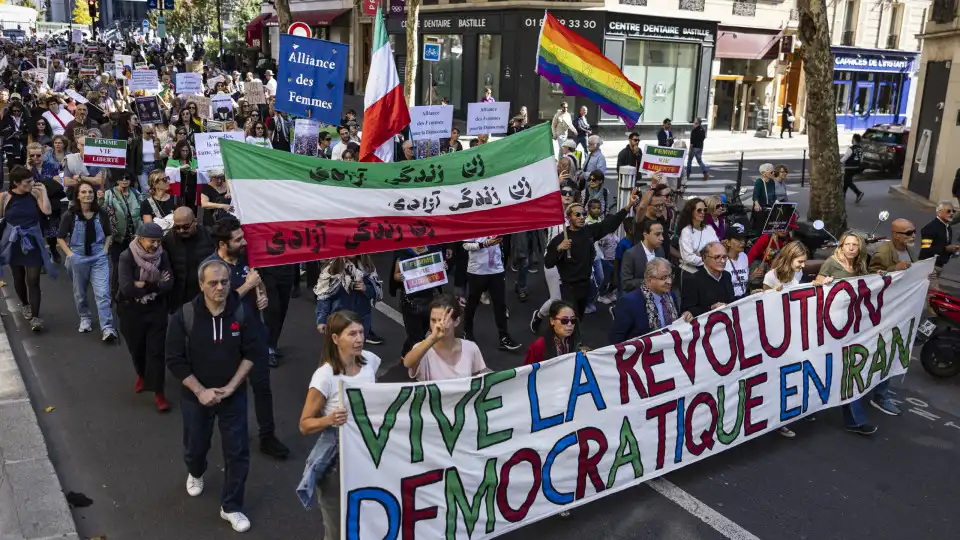 Centenas saíram à rua para recordar Mahsa Amini em Paris. As imagens