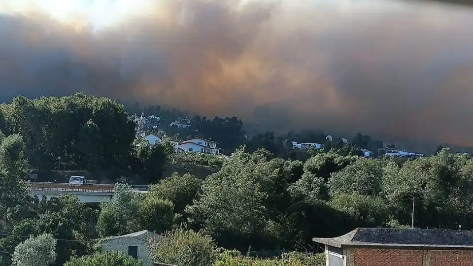 Quatro bombeiros feridos "com queimaduras" no combate ao fogo em Azeméis