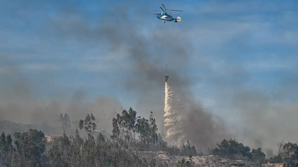 Do pedido de "ajuda" aos bombeiros. Incêndios por cá são notícia lá fora