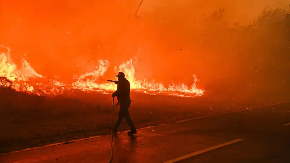 Fogos no distrito de Aveiro com perímetro de 100 quilómetros