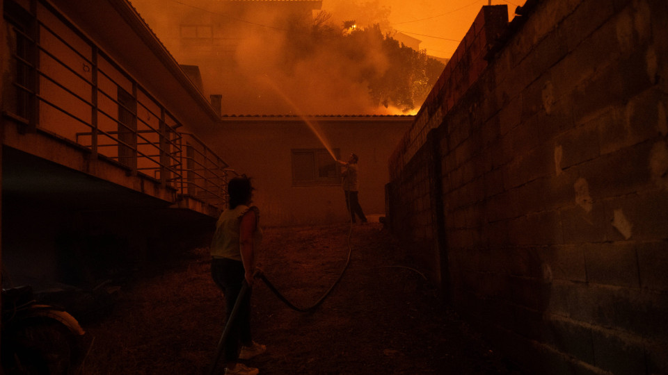 Uma casa e um veículo de bombeiros arderam em Penalva do Castelo