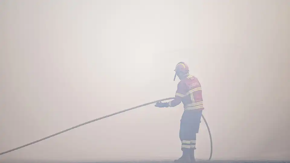 Bombeiros posicionados nos fogos de Alto Tâmega com risco junto a casas