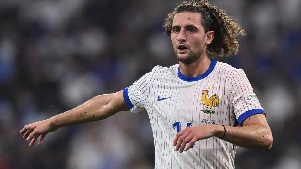 Oficial: Rabiot regressa a França para representar o Marseille 