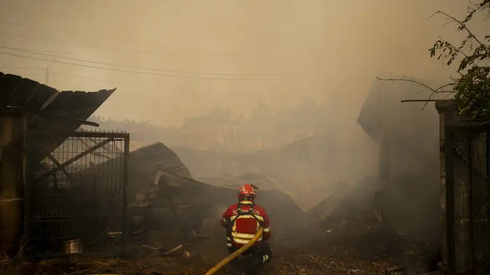 "Fechar janelas". Com incêndio em Portugal, Galiza emite recomendações