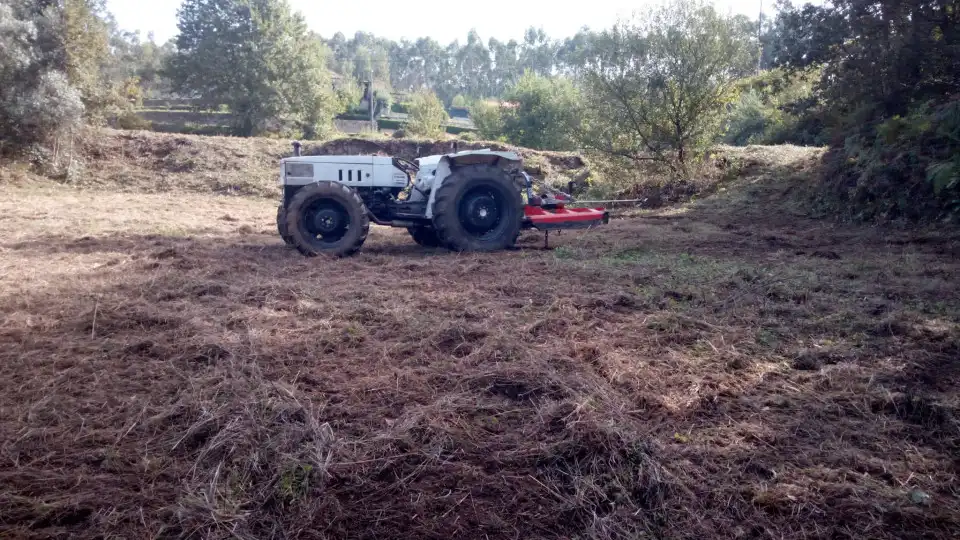 O trator que ajudou a salvar casas é um Lamborghini de 60 cv