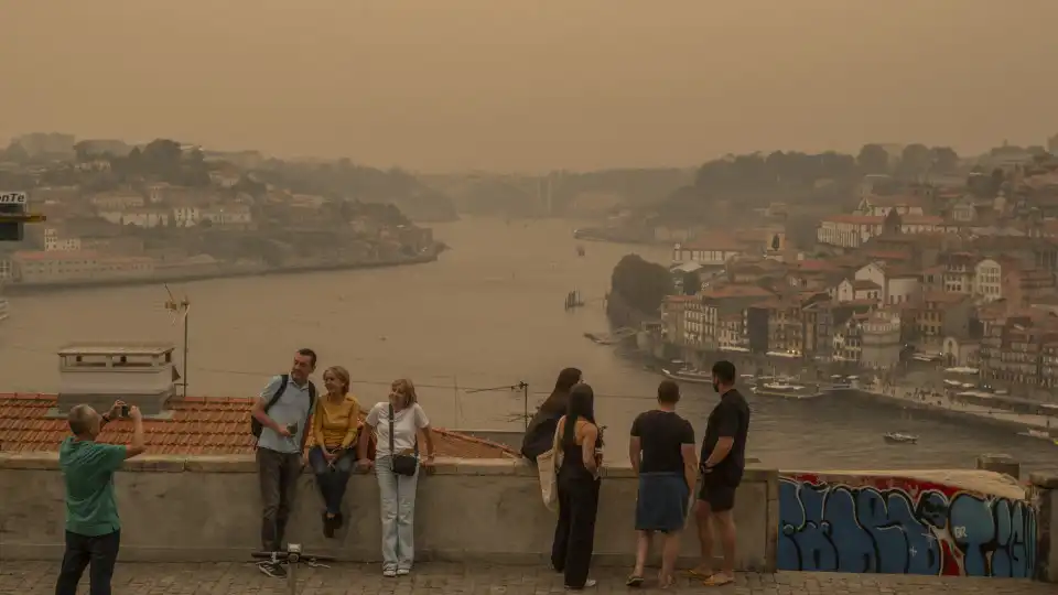 Fumo dos incêndios no Norte e Centro invadem as cidades do Porto e Gaia