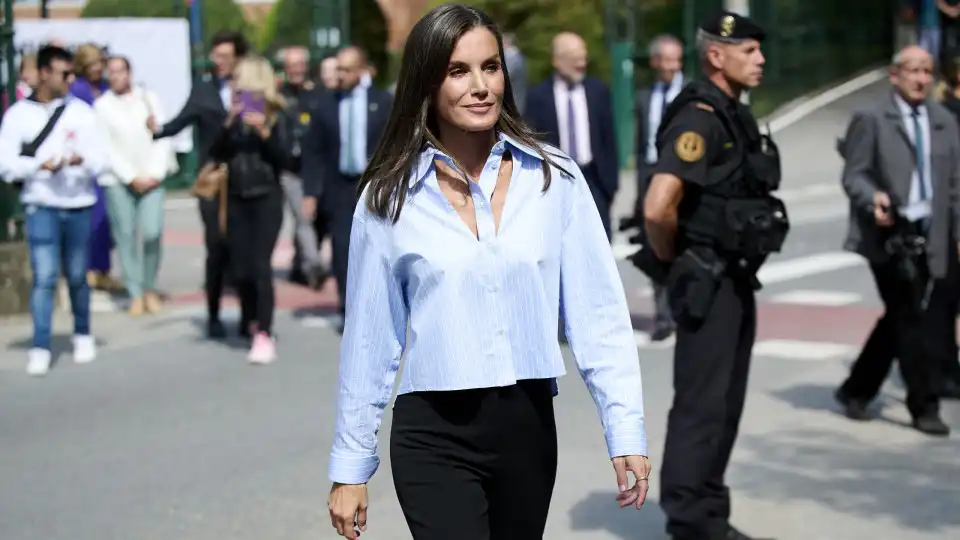 Esta camisa irreverente da rainha Letizia é da Mango