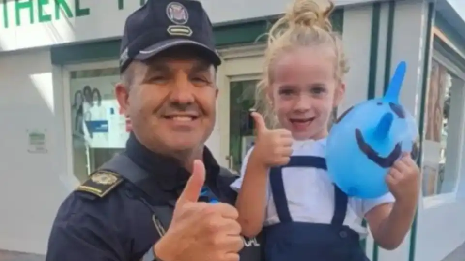 Menina salva por polícia depois de se engasgar com goma em Benidorm