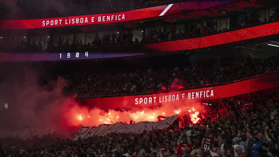 Das tarjas à pirotecnia. Benfica paga multa por 'culpa' de Lage e adeptos