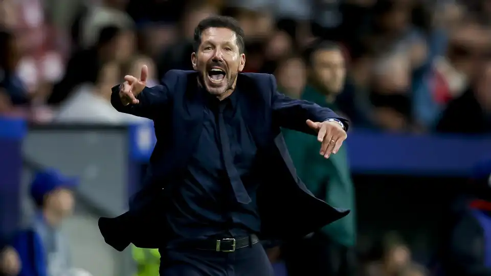 Simeone ironiza com o polémico Atlético-Real Madrid: "Trabalham bem..."