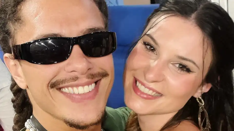 Renata e Maycon cada vez mais próximos. Veja o carinhoso momento