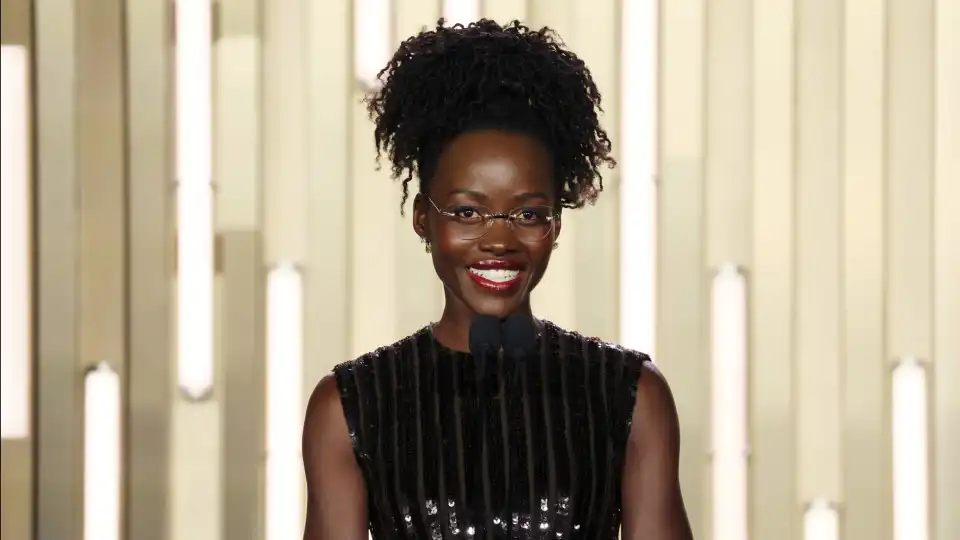 O porquê de Lupita Nyong'o ter voltado a usar o seu sotaque queniano